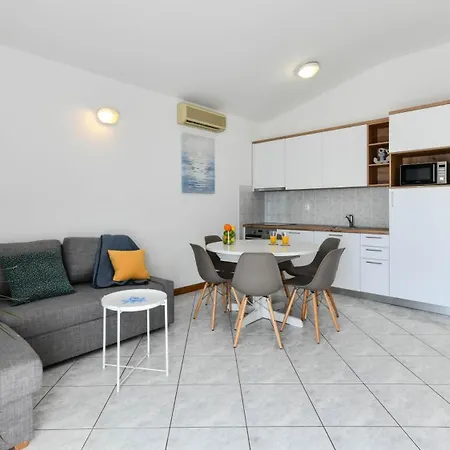 Apartment Near The Beach, With Terraces And Seaview At House B. Moscenicka Draga